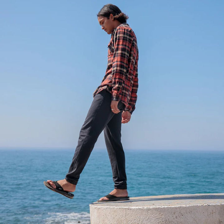 Reef Fanning Thong Black Silver